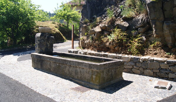 Fontaine du Valla après les travaux de pavage