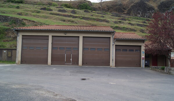 le garage à côté de la salle des fêtes avec le local du comité des fêtes