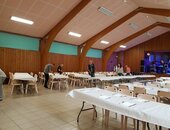 salle des fêtes prête pour le repas