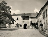 Chanteuges: Cour de l'école environ 1950