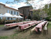 les tables sont mises, les convives sont attendus