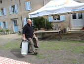 Philippe porte ses valises jusqu'au barbecue géant des chasseurs