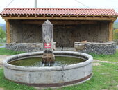 la fontaine et le lavoir où coule encore une eau limpide