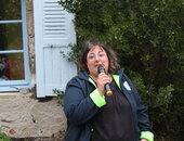 Sandrine, maire de Chanteuges félicite les organisateurs et les marcheurs
